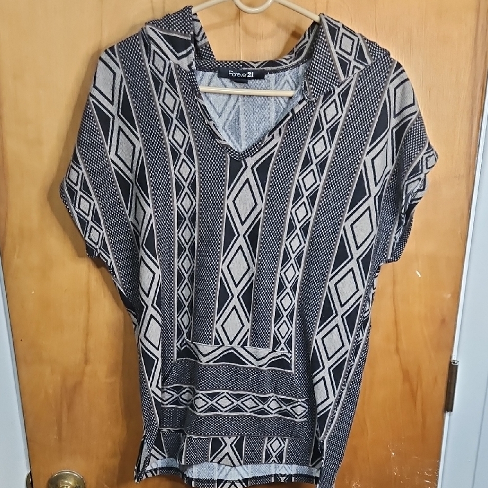 Forever 21 Hooded Short Sleeve Geometric Black and Cream Blouse Hippie  Boho